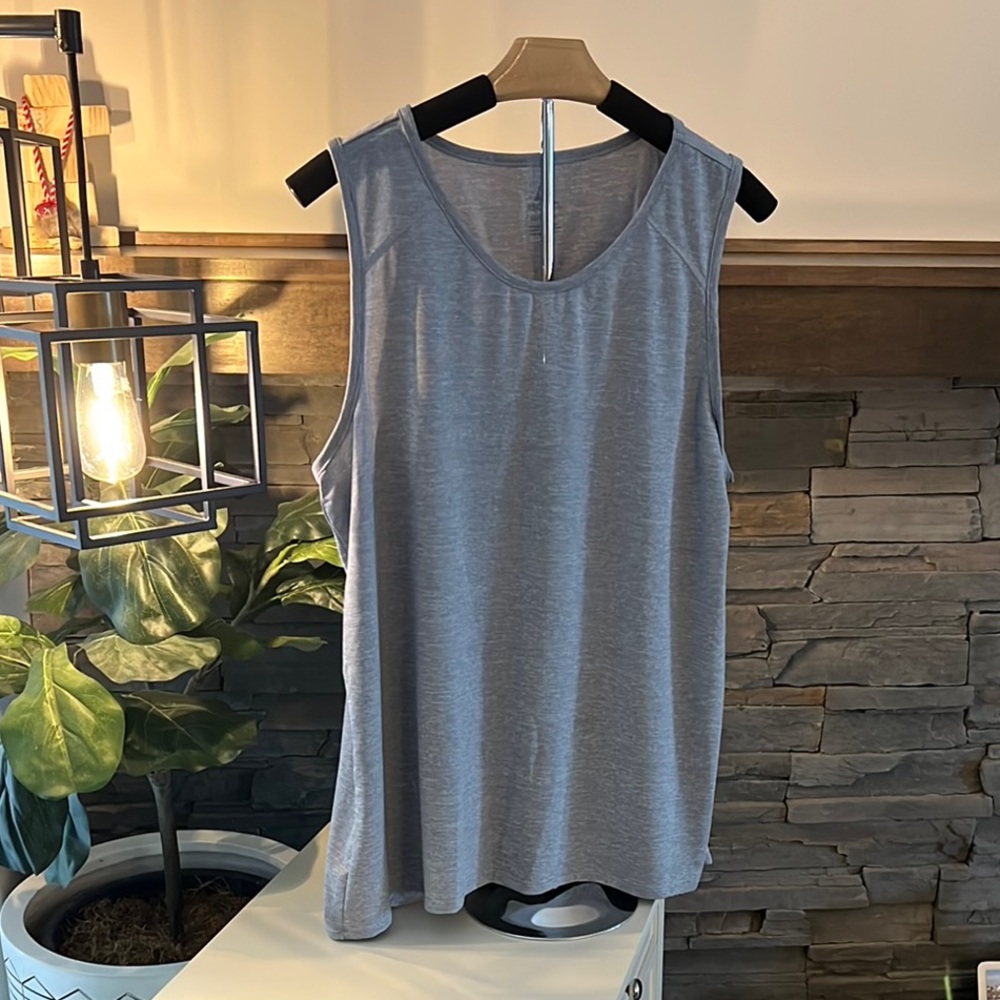 Ascend® Women’s Evolve Performance Split-Tail Tank Top in Blue Heather